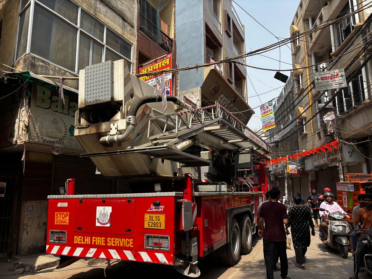 दिल्&zwj;ली अग्निकांड की आंखों देखी: तो 4 जिंदगी बचा लेती वो सीढ़ी, बच्&zwj;चे को बचाने के लिए 3 मंजिल से नीचे फेंका