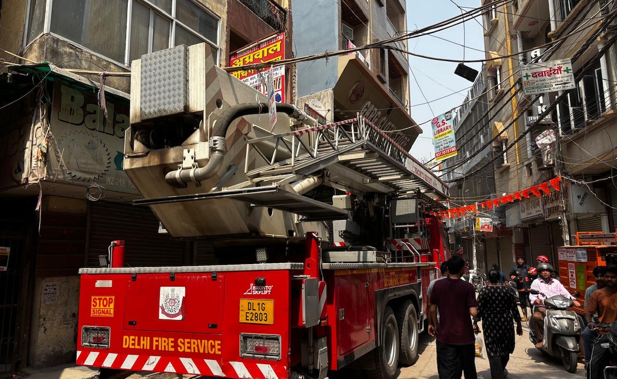 दिल्‍ली अग्निकांड की आंखों देखी: तो 4 जिंदगी बचा लेती वो सीढ़ी, काले धुएं के बीच बच्‍चे को बचाने के लिए 3 मंजिल से नीचे फेंका