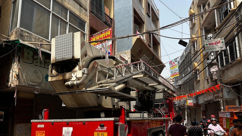 दिल्&zwj;ली अग्निकांड की आंखों देखी: तो 4 जिंदगी बचा लेती वो सीढ़ी, काले धुएं के बीच बच्&zwj;चे को बचाने के लिए 3 मंजिल से नीचे फेंका