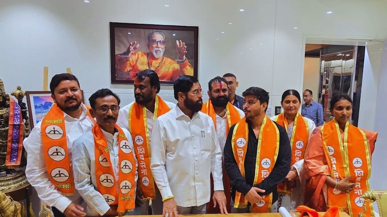 Akola News : अकोल्यात उबाठाला जबर धक्का; 4 नगरसेवकांचा शिंदे गटात प्रवेश, राजकीय समीकरणं बदलली