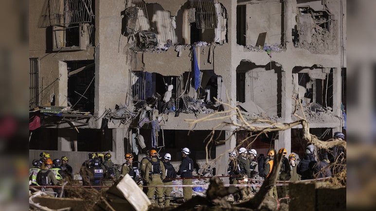 Asian Stocks Drop, Oil Swings In Volatile Start: Markets Wrap