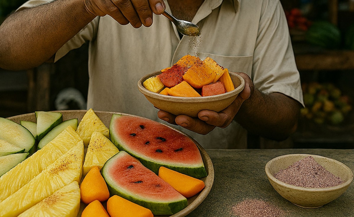 क्या फलों पर काला नमक डालकर खाना सही है? जानिए फायदे, नुकसान और सही मात्रा