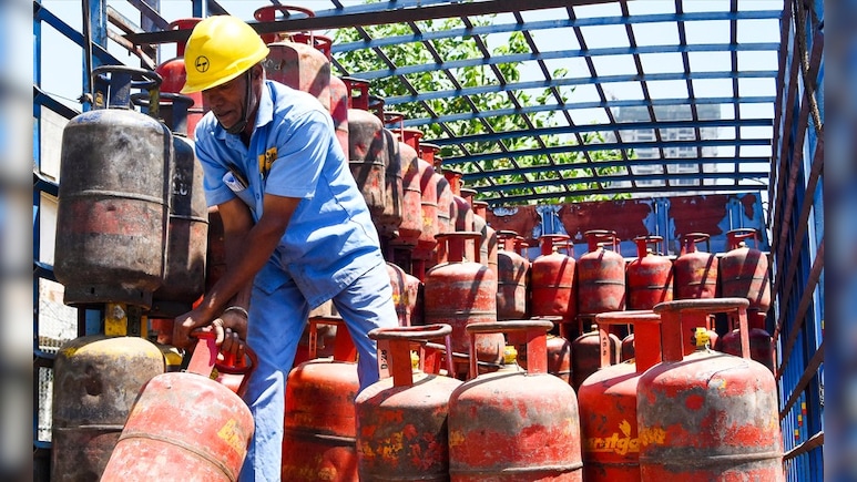सरकार ने बढ़ाई कमर्शियल LPG की सप्लाई, प्रवासी मजदूरों के लिए भी गुड न्यूज; जानें किसे मिलेगा सबसे पहले