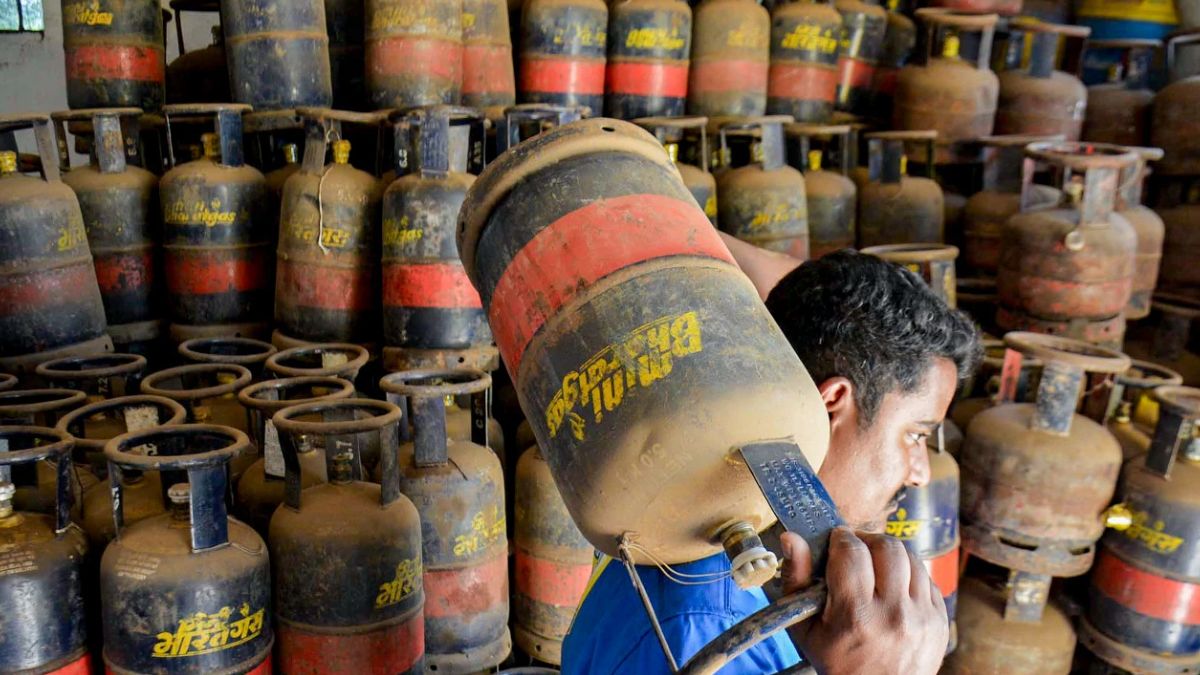 ईरान जंग की आंच से बुझ रहे चूल्हे! दिल्ली हाईकोर्ट की कैंटीन में मेन कोर्स बंद, IRCTC अलर्ट&hellip; LPG पर चिंता