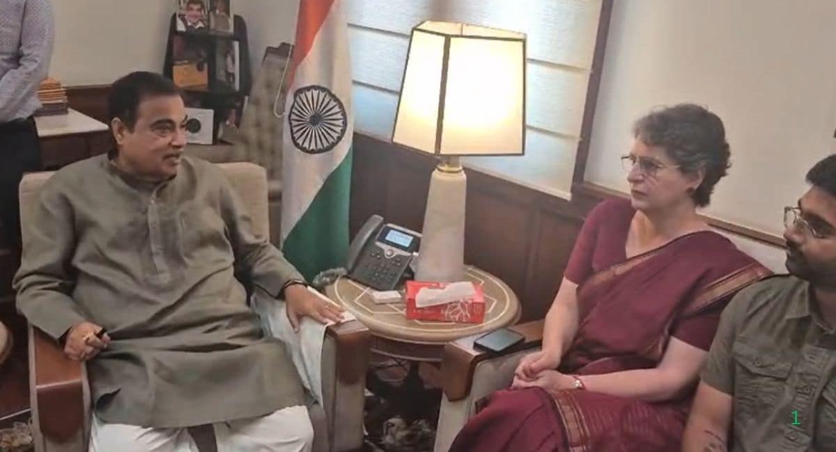 भाई राहुल गांधी के साथ प्रियंका गांधी भी थीं मौजूद 