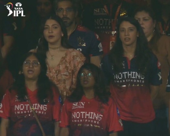 IPL 2026: 'मंधाना के साथ खड़ी यह लड़की कौन?', अनुष्का भी साथ थीं, लेकिन सोशल मीडिया पर छा गईं यह भारतीय युवा स्टार