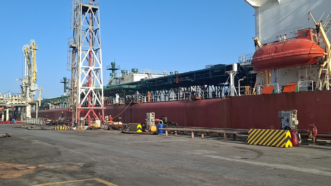 गुजरात के मुंद्रा पोर्ट पर शिवालिक जहाज.