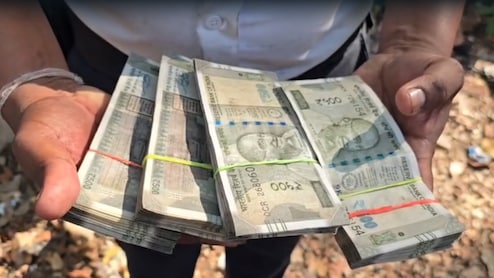 सूरत में पूजा सामग्री के साथ नहर में बहा दिए 2 लाख, फिर जो हुआ वो किसी फिल्मी ड्रामे से कम नहीं