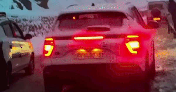 Himachal Snowfall: हिमाचल में बर्फबारी बनी मुसीबत, सड़क पर फिसलने लगी गाड़ियां, हटाने के लिए मशीनें लगीं