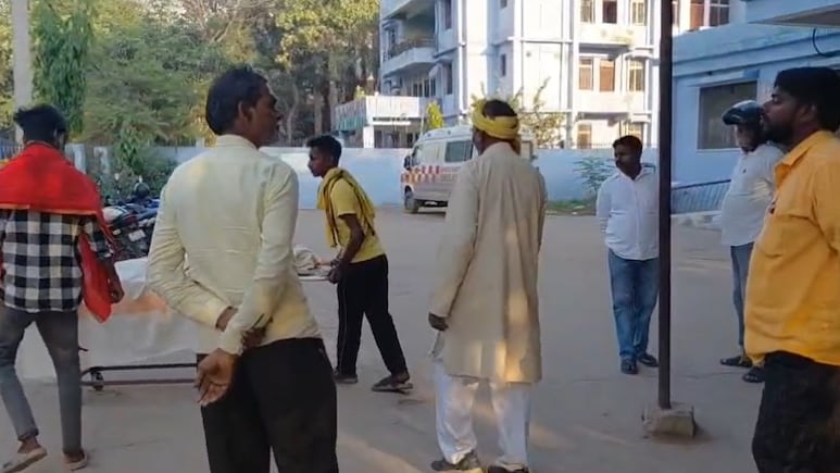 बिहार: छत पर काम करते मजदूर पर बंदर का अचानक हमला, घबराकर नीचे गिरा और गंवाई जान&nbsp;