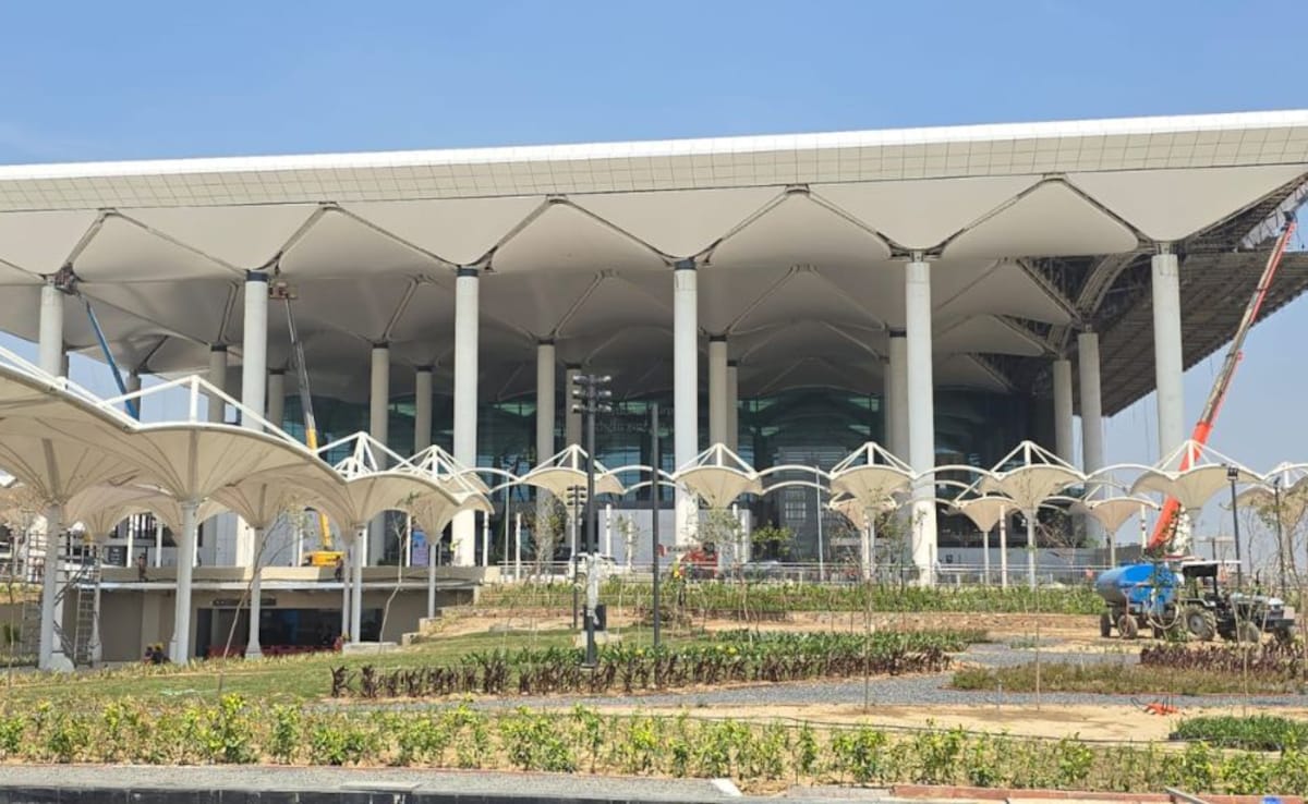 किसी की नौकरी नहीं जाएगी... जेवर एयरपोर्ट के लिए जमीन देने वाले परिवारों के युवाओं को MLA ने दिया भरोसा