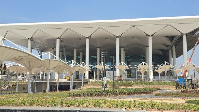 किसी की नौकरी नहीं जाएगी... जेवर एयरपोर्ट के लिए जमीन देने वाले परिवारों के युवाओं को MLA ने दिया भरोसा