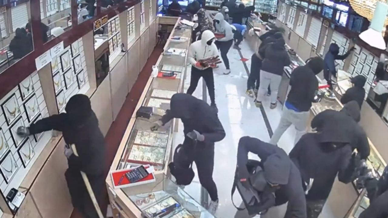 1 मिनट में $1.7 मिलियन की ज्वेलरी साफ! इंडियन-अमेरिकन स्टोर में 'फिल्मी स्टाइल' लूट का वीडियो वायरल