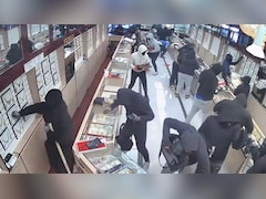 1 मिनट में $1.7 मिलियन की ज्वेलरी साफ! इंडियन-अमेरिकन स्टोर में 'फिल्मी स्टाइल' लूट का वीडियो वायरल