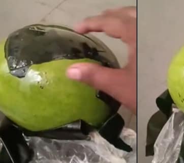 तरबूज खरीदा और फ्रिज में रखा, थोड़ी देर बाद निकाला तो ऊपर से काली प्लास्टिक की परत निकली, शख्स ने वीडियो बनाकर शेयर की घटना