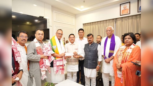 असम कांग्रेस छोड़ने के बाद प्रद्युत बोरदोलोई पहली बार पहुंचे बाजपेयी भवन, देखिए फोटोज