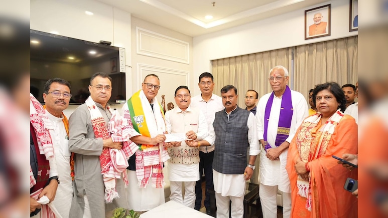 असम कांग्रेस छोड़ने के बाद प्रद्युत बोरदोलोई पहली बार पहुंचे बाजपेयी भवन, देखिए फोटोज