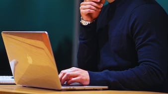 नौकरी के पहले ही दिन कर दिया रिजाइन! कंपनी का लैपटॉप मिलते ही बदला मूड, HR की कहानी सोशल मीडिया पर वायरल