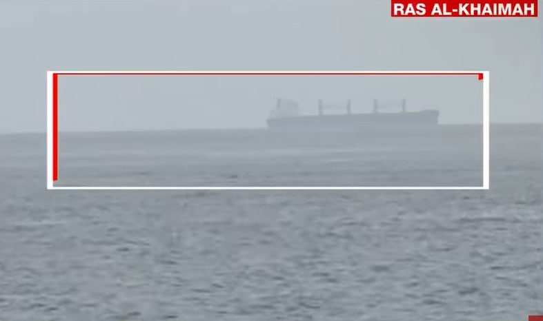 समंदर में खड़े नजर आ रहे बड़े-बड़े जहाज. समंदर में खड़े नजर आ रहे बड़े-बड़े जहाज.