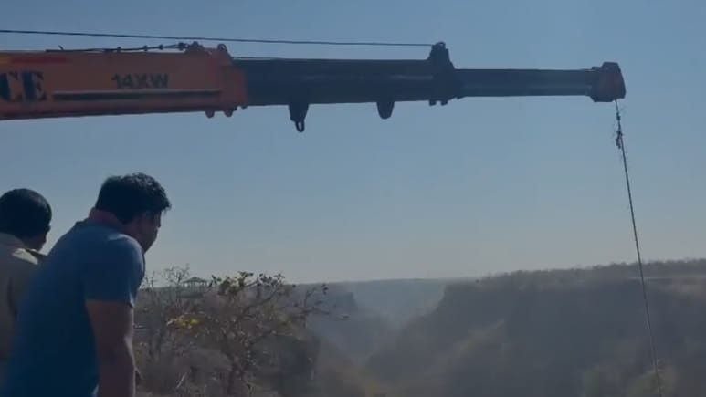 नई कार की पार्टी में मौत: इंदौर के तिंचा फॉल पर 500 फीट खाई में गिरे दो दोस्त