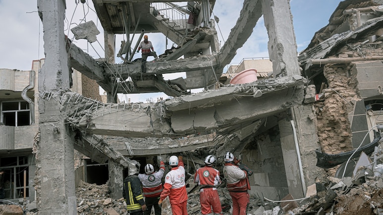 US F/A-18 Hit By Iranian Air Defences? IRGC Claim, Viral Video Spark Questions