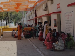 सागर केंद्रीय जेल में बहनों का स्नेह: भाई दूज पर कैदियों से मिलने आईं 1820 बहनें, भावनाओं का सैलाब&nbsp;