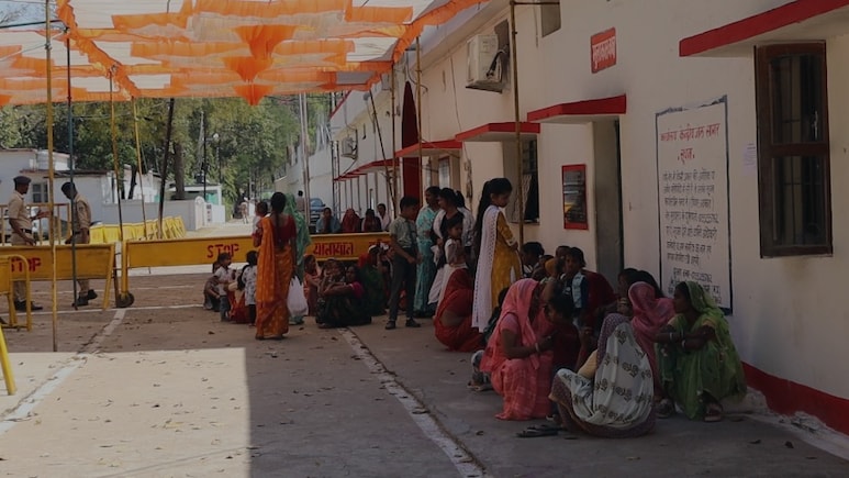 सागर केंद्रीय जेल में बहनों का स्नेह: भाई दूज पर कैदियों से मिलने आईं 1820 बहनें, भावनाओं का सैलाब&nbsp;