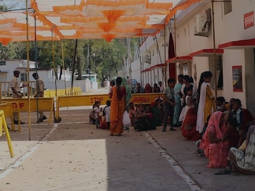 सागर केंद्रीय जेल में बहनों का स्नेह: भाई दूज पर कैदियों से मिलने आईं 1820 बहनें, भावनाओं का सैलाब&nbsp;