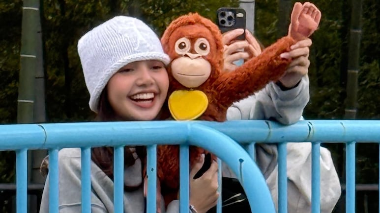 BLACKPINK's Lisa Has A Cute Encounter With Viral Monkey Punch In Japan