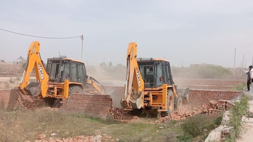 ग्रेटर नोएडा में बड़ा ऐक्शन, 15 हजार वर्ग मीटर जमीन पर चला योगी का बुलडोजर, करोड़ों में है कीमत