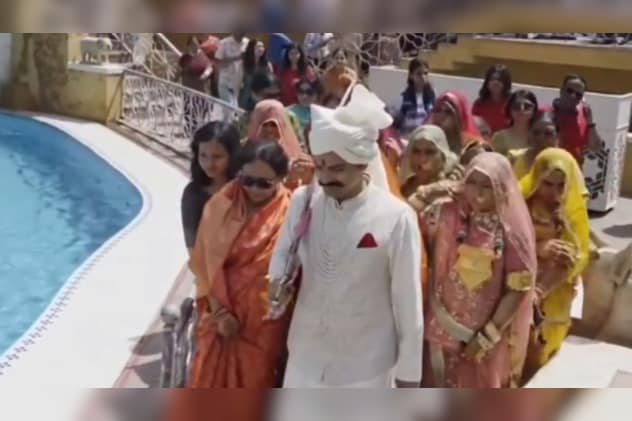 SP के.के. बिश्नोई और दुल्हन के रूप में आशिंका वर्मा SP के.के. बिश्नोई और दुल्हन के रूप में आशिंका वर्मा