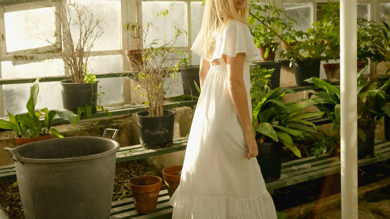 How To Wear Flowy Dresses Confidently: 10 Tips To Avoid Windy Moments