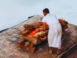 Satara News : वाईमध्ये पेटती चिता विझवली; एका चुकीमुळे मृतदेहाची हेळसांड, कुटुंबाचा संताप