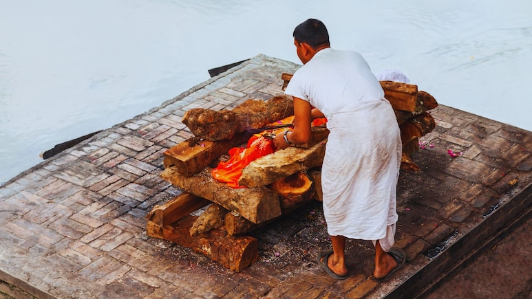 Satara News : वाईमध्ये पेटती चिता विझवली; एका चुकीमुळे मृतदेहाची हेळसांड, कुटुंबाचा संताप