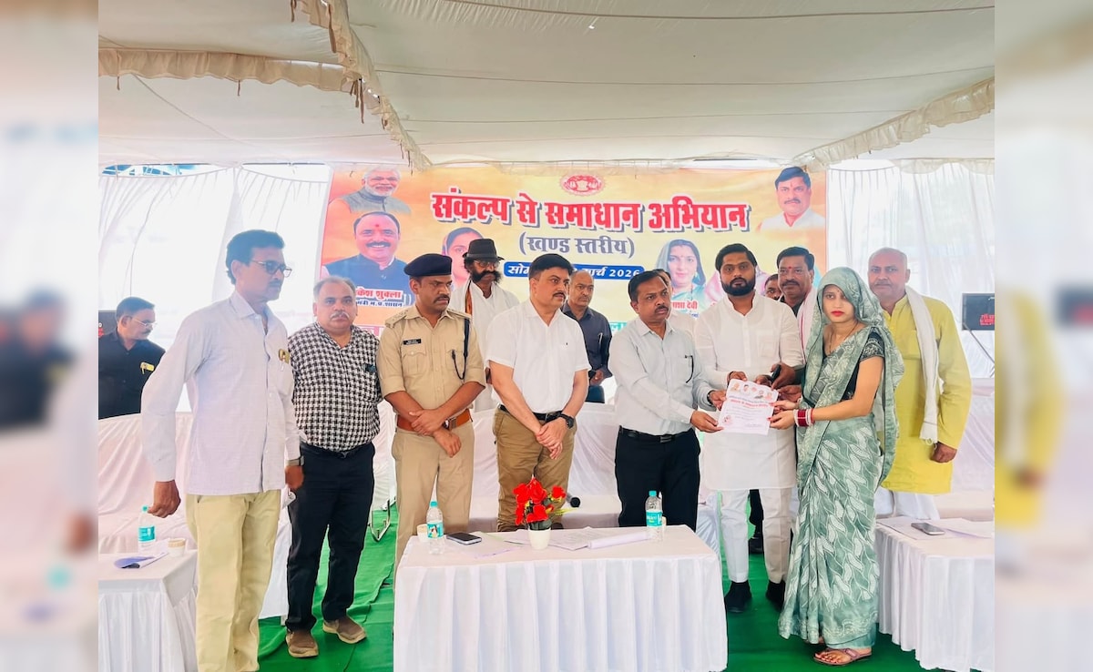 भिंड में प्रोटोकॉल तोड़ा; मंत्री नहीं आए तो बेटे ने बांटे सरकारी प्रमाण पत्र, अफसरों ने नियम ताक पर रखे