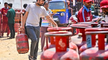 Centre Says Claims Of 14.2-Kg LPG Cylinder Carrying 10 Kg Gas 'Highly Speculative': Report