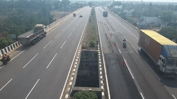 VIDEO: हाईवे पर रफ्तार का कहर! खड़े ट्रक से भिड़ी तेज रफ्तार बाइक के उड़े परखच्चे, मां-बेटे की मौके पर मौत