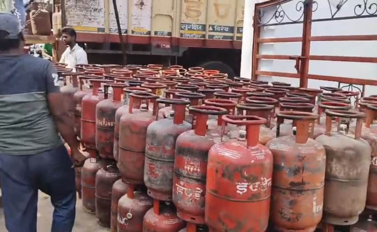 223 गैस सिलेंडर जब्त, साउथ दिल्ली के घनी आबादी वाले इलाके में बना रखा था अवैध गोदाम, दो गिरफ्तार