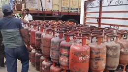 छतरपुर में गैस सिलेंडर की कालाबाजारी: 150 से अधिक सिलेंडर जब्त, 1500-2000 रुपये तक बेच रहे थे ब्लैक