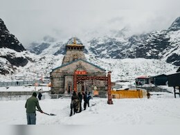 केदारनाथ धाम यात्रा 2026: बर्फ हटाने में जुटे ITBP और पुलिस जवान, युद्धस्तर पर चल रहा काम&nbsp;