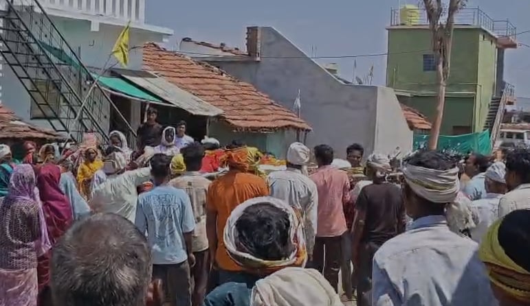 MP Chhindwara Bus Accident Funeral in Karer Village CM Moayad Yadav Reached 
