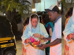 शत्रुघ्न सिन्हा के घर कुछ यूं निभाई गई होलिका दहन की रस्म, पूनम सिन्हा को देख याद आजाएगी सिलसिला की रेखा