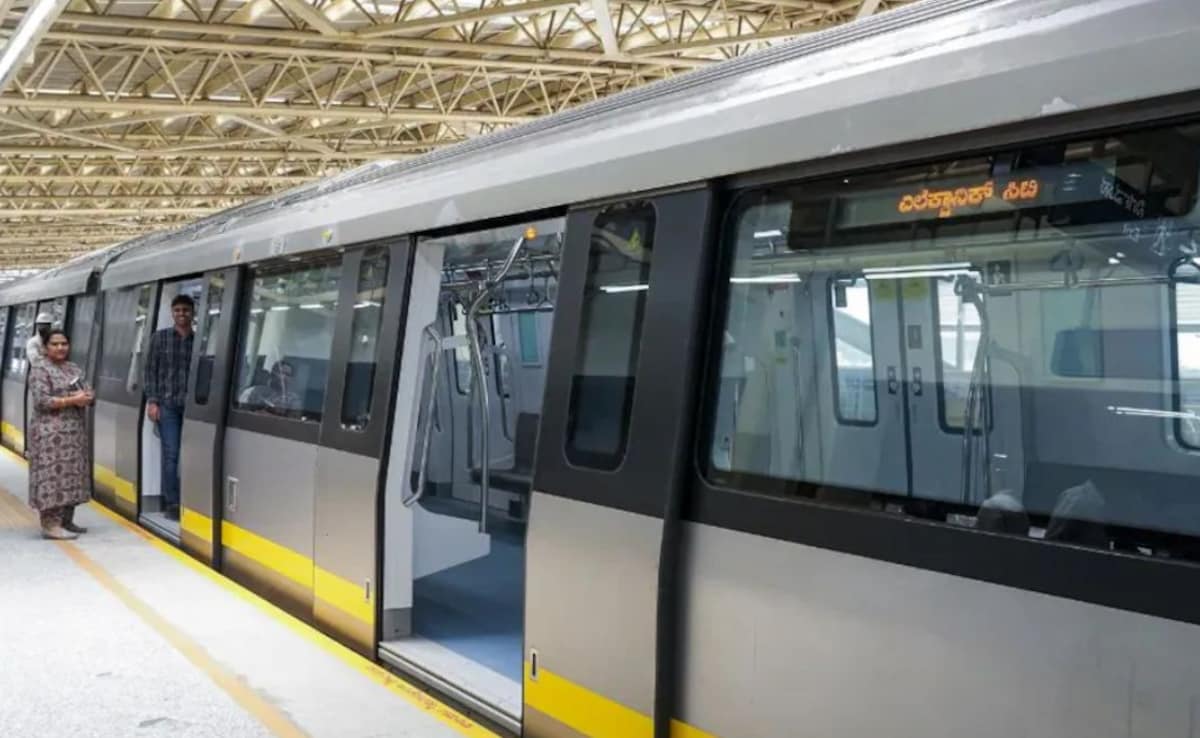 "Instagram Addiction Is Real": Bengaluru Man Raises Concern After Spotting Reel-Obsessed Crowd In Metro