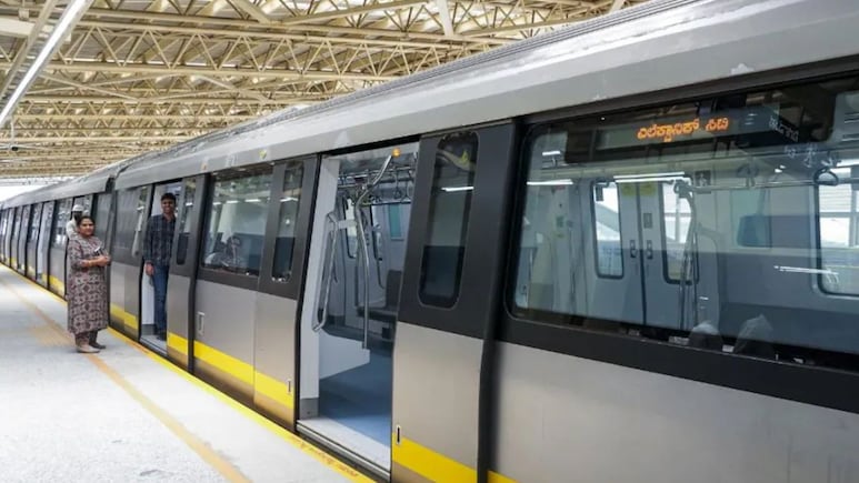 "Instagram Addiction Is Real": Bengaluru Man Raises Concern After Spotting Reel-Obsessed Crowd In Metro