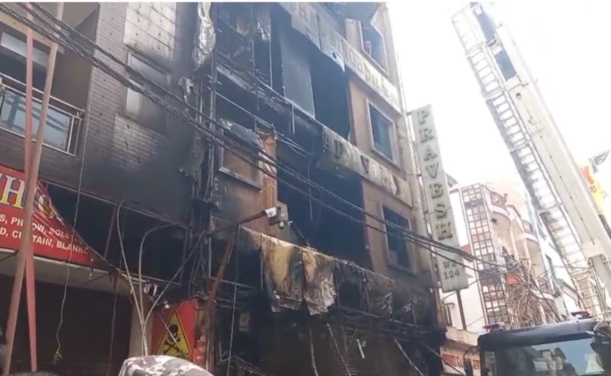बेसमेंट में था कपड़े-कॉस्मेटिक का शोरूम, मिनटों में ही 5 मंजिला इमारत लपटों में घिरी, दो ने कूदकर बचाई जान