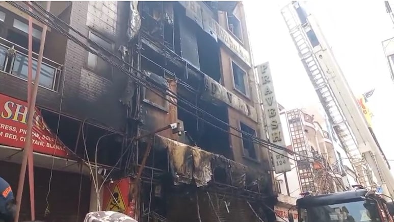 बेसमेंट में था कपड़े-कॉस्मेटिक का शोरूम, मिनटों में ही 5 मंजिला इमारत लपटों में घिरी, दो ने कूदकर बचाई जान
