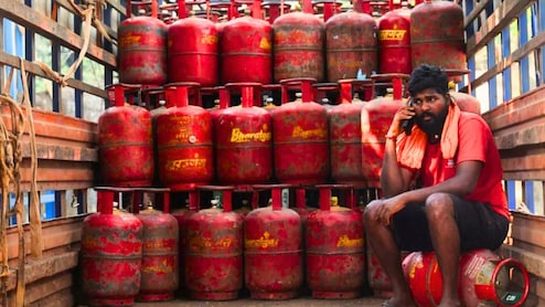 LPG Shortage: बिना eKYC कराए नहीं मिलेगा सिलेंडर, सभी ग्राहकों के लिए हुआ जरूरी, जान लें घर बैठे ई-केवाईसी का पूरा प्रोसेस