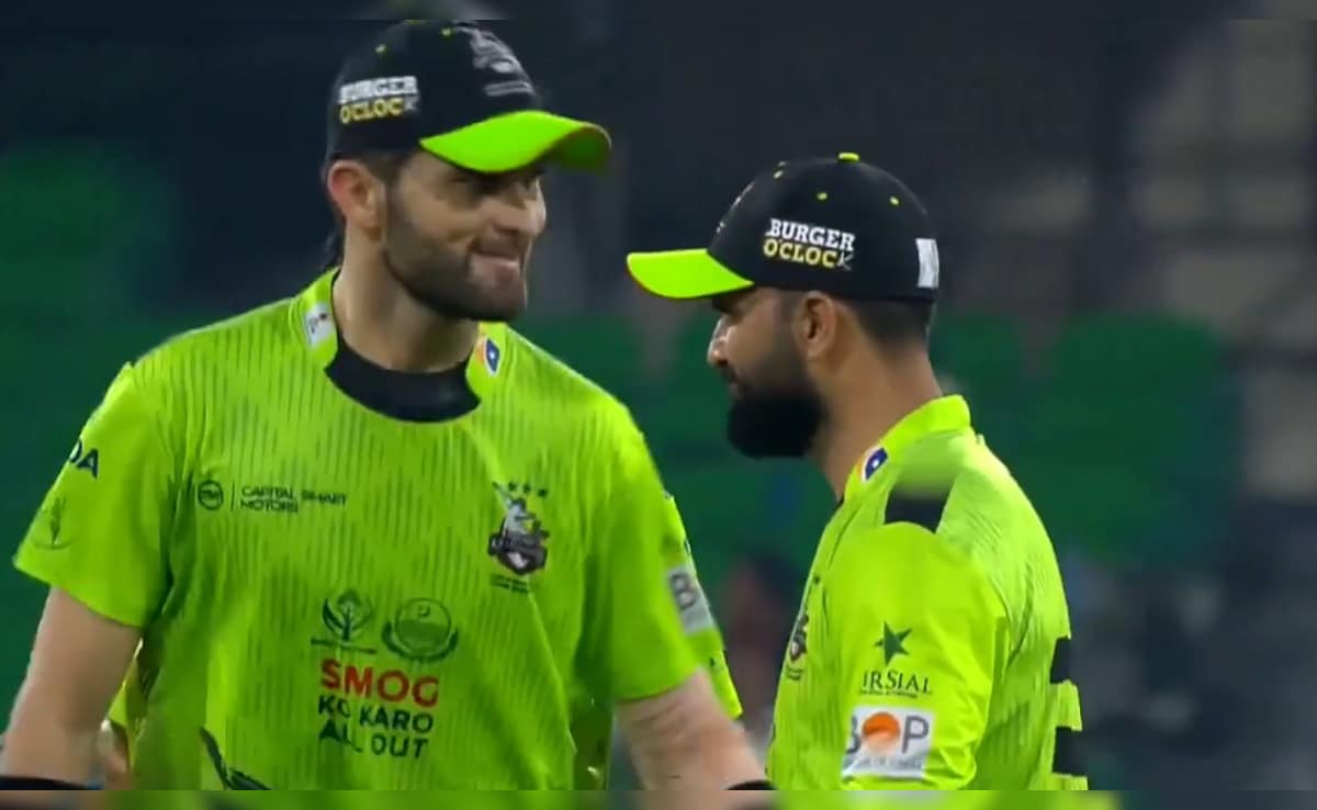 पाकिस्तानी खिलाड़ी हुआ शर्मसार, PSL मैच में बॉल टैंपरिंग करने के आरोप पर फखर जमां ने दिया जवाब