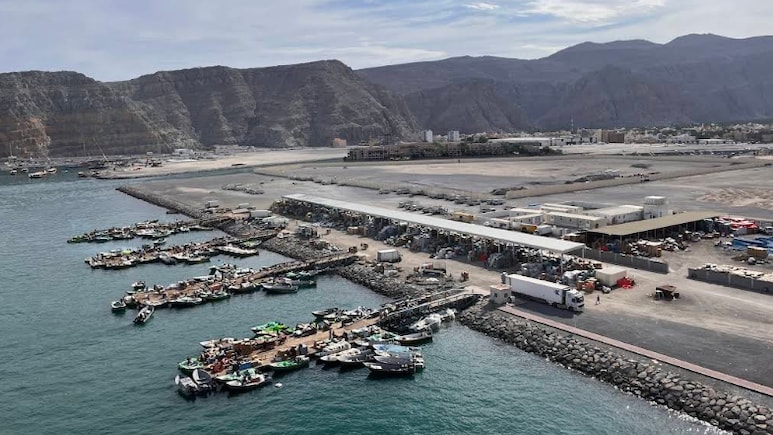 बंकर बस्टर का कहर! अमेरिका ने होर्मुज के पास 2200 किलो बम से किया हमला, अब क्या करेगा ईरान?