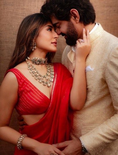 ना करोड़ों का होटल, ना हाईफाई सिक्योरिटी, एक्ट्रेस और उसके पति ने घर की छत पर दी शादी की पार्टी